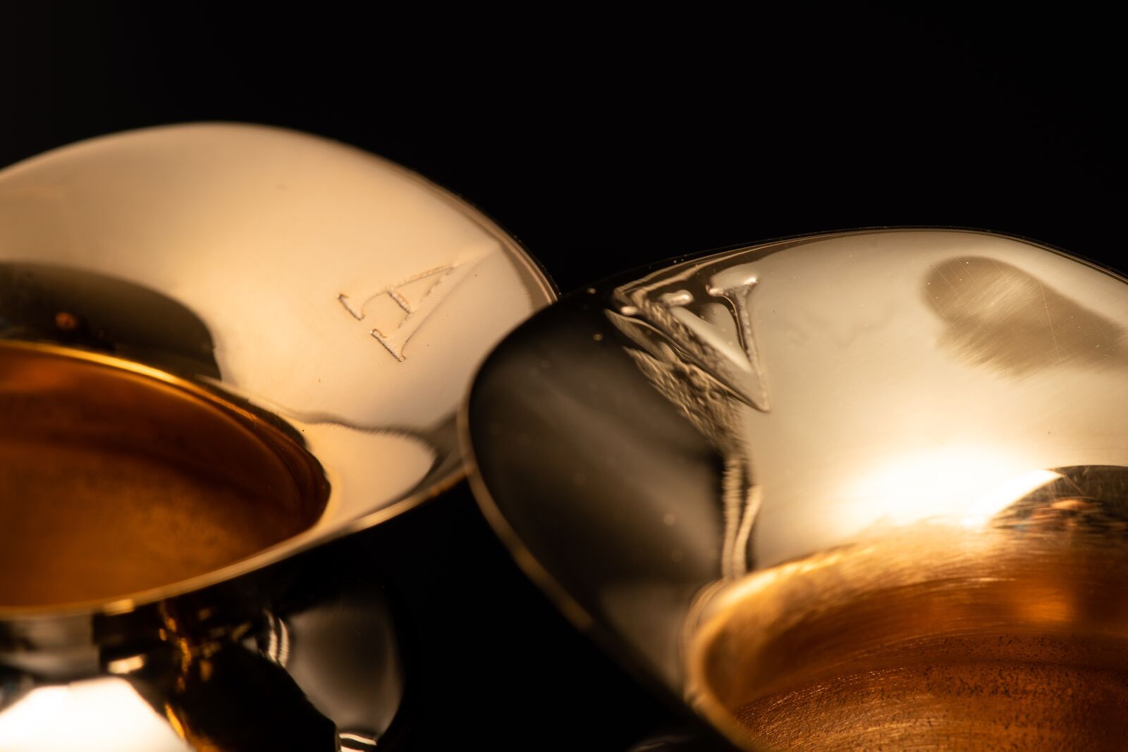 Zestaw dzbanków do wody i wina - mosiądz pozłacany - AMPUŁKI I TACKI MSZALNE - zdjęcie 3 - Zestaw dzbanków do wody i wina - mosiądz pozłacany