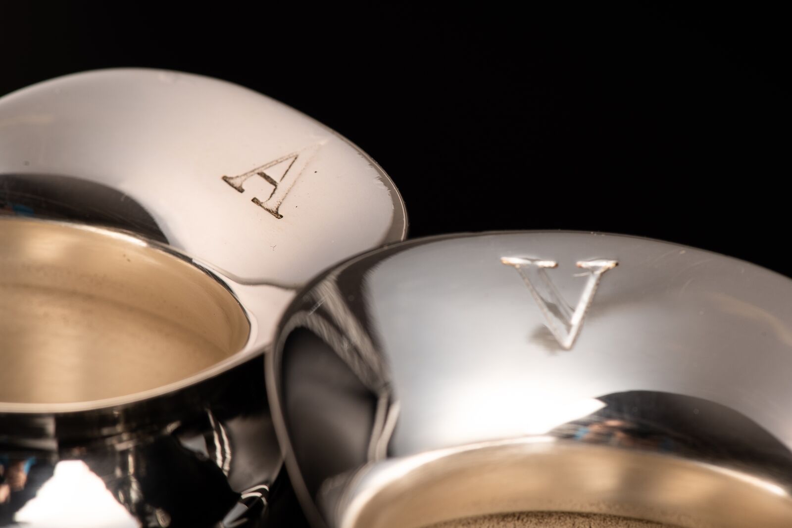 Zestaw dzbanków do wody i wina - mosiądz niklowany - AMPUŁKI I TACKI MSZALNE - zdjęcie 4 - Zestaw dzbanków do wody i wina - mosiądz niklowany