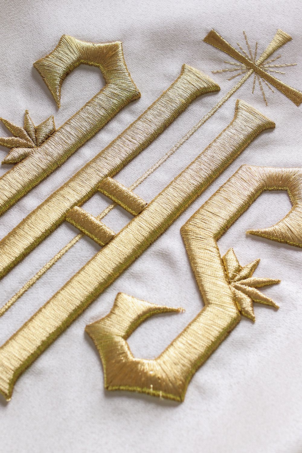 Welon liturgiczny IHS haftowany, ecru satyna (17) - WELONY - zdjęcie 4 - Welon liturgiczny IHS haftowany, ecru satyna (17)