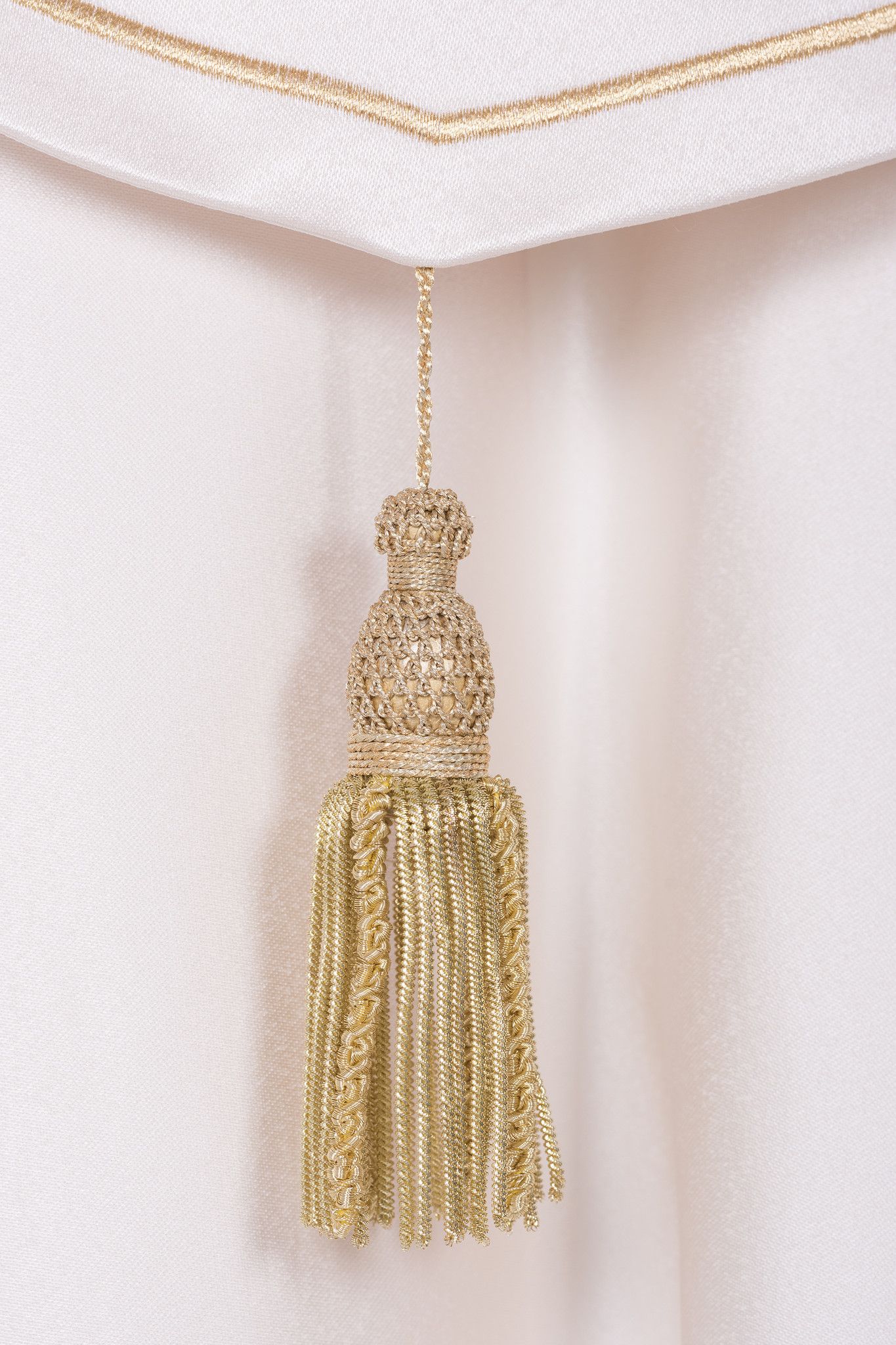 Kapa liturgiczna haftowana IHS - ecru (44) - KAPY LITURGICZNE - zdjęcie 4 - Kapa liturgiczna haftowana IHS - ecru (44)