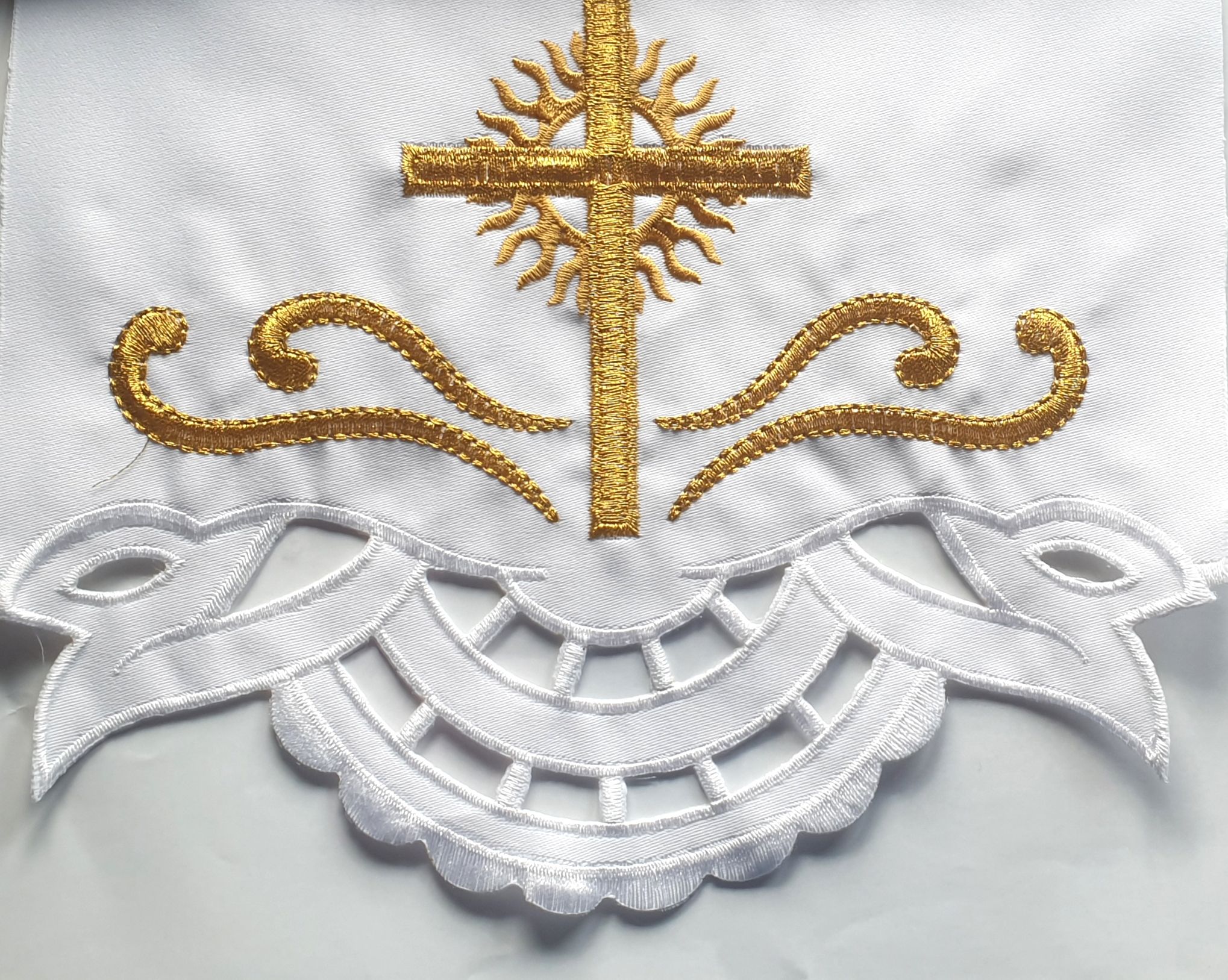 Obrus ołtarzowy haftowany - wzór eucharystyczny (116) - OBRUSY OŁTARZOWE - zdjęcie 2 - Obrus ołtarzowy haftowany - wzór eucharystyczny (116)