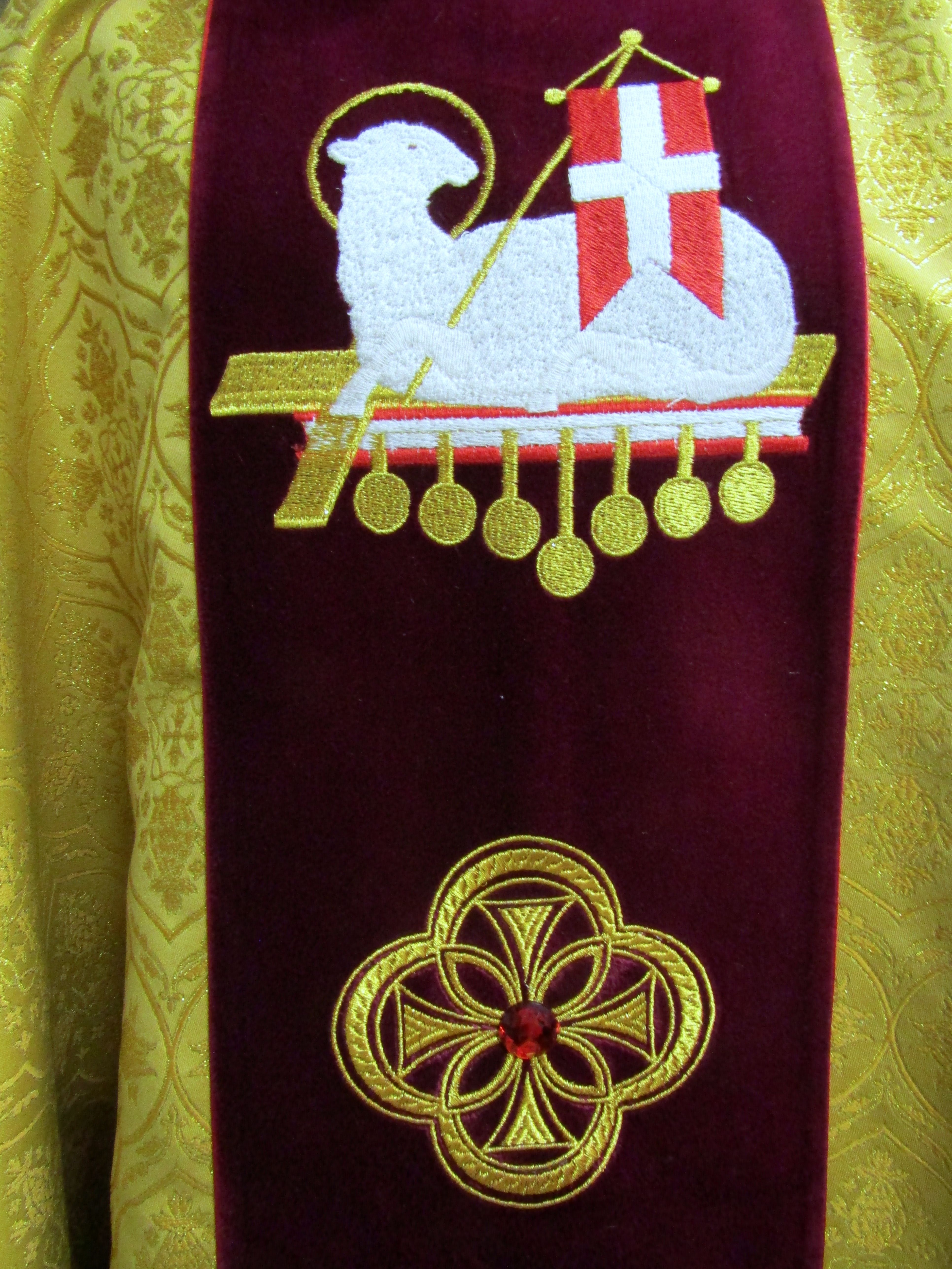 Ornat haftowany Baranek Ofiarny - materiał aksamit - ORNATY WIELKANOCNE - zdjęcie 3 - Ornat haftowany Baranek Ofiarny - materiał aksamit