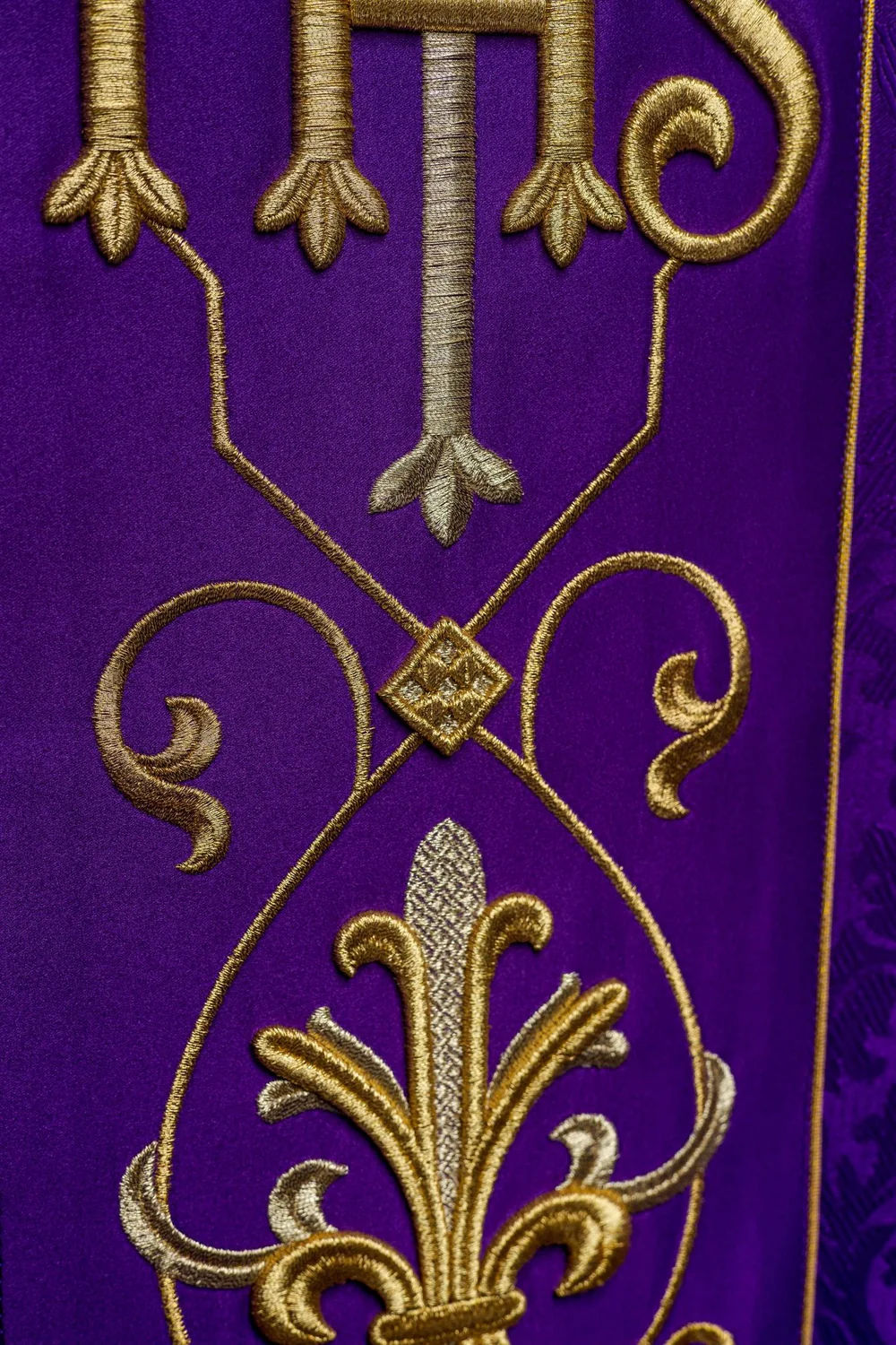 Ornat haftowany fioletowy IHS - tkanina żakard - Ornaty fioletowe - zdjęcie 6