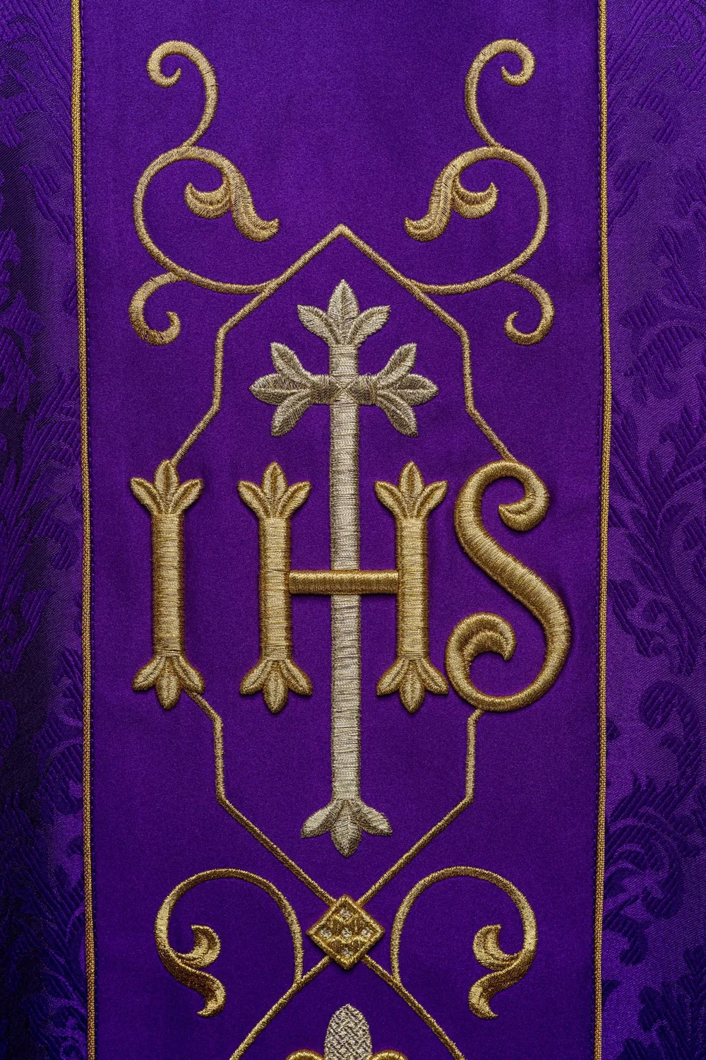 Ornat haftowany fioletowy IHS - tkanina żakard - Ornaty fioletowe - zdjęcie 4