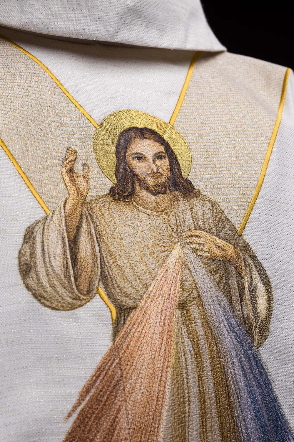 Ornat haftowany z wizerunkiem Jezusa Miłosiernego - ecru - Ornaty z Jezusem - zdjęcie 3
