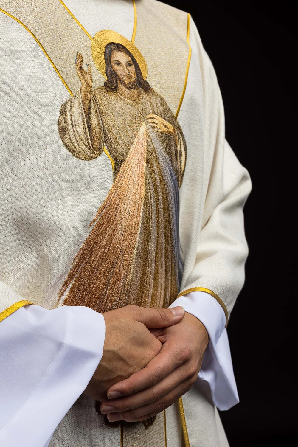 Ornat haftowany z wizerunkiem Jezusa Miłosiernego - ecru - Ornaty z Jezusem - zdjęcie 2