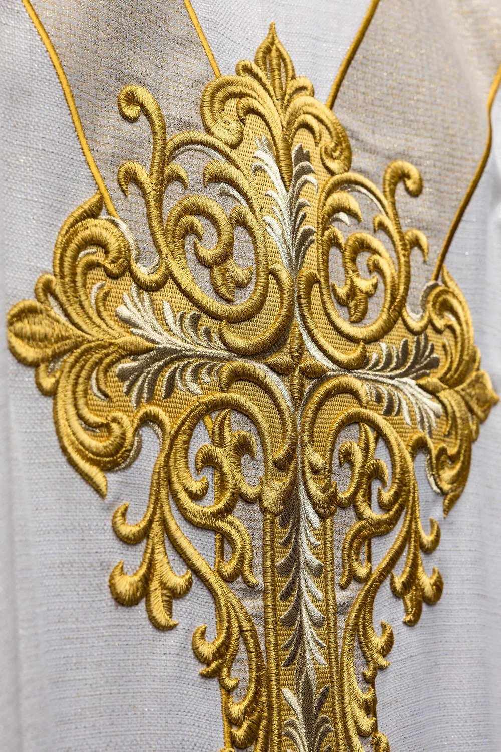 Ornat haftowany z wizerunkiem Jezusa Miłosiernego - ecru - Ornaty z Jezusem - zdjęcie 4