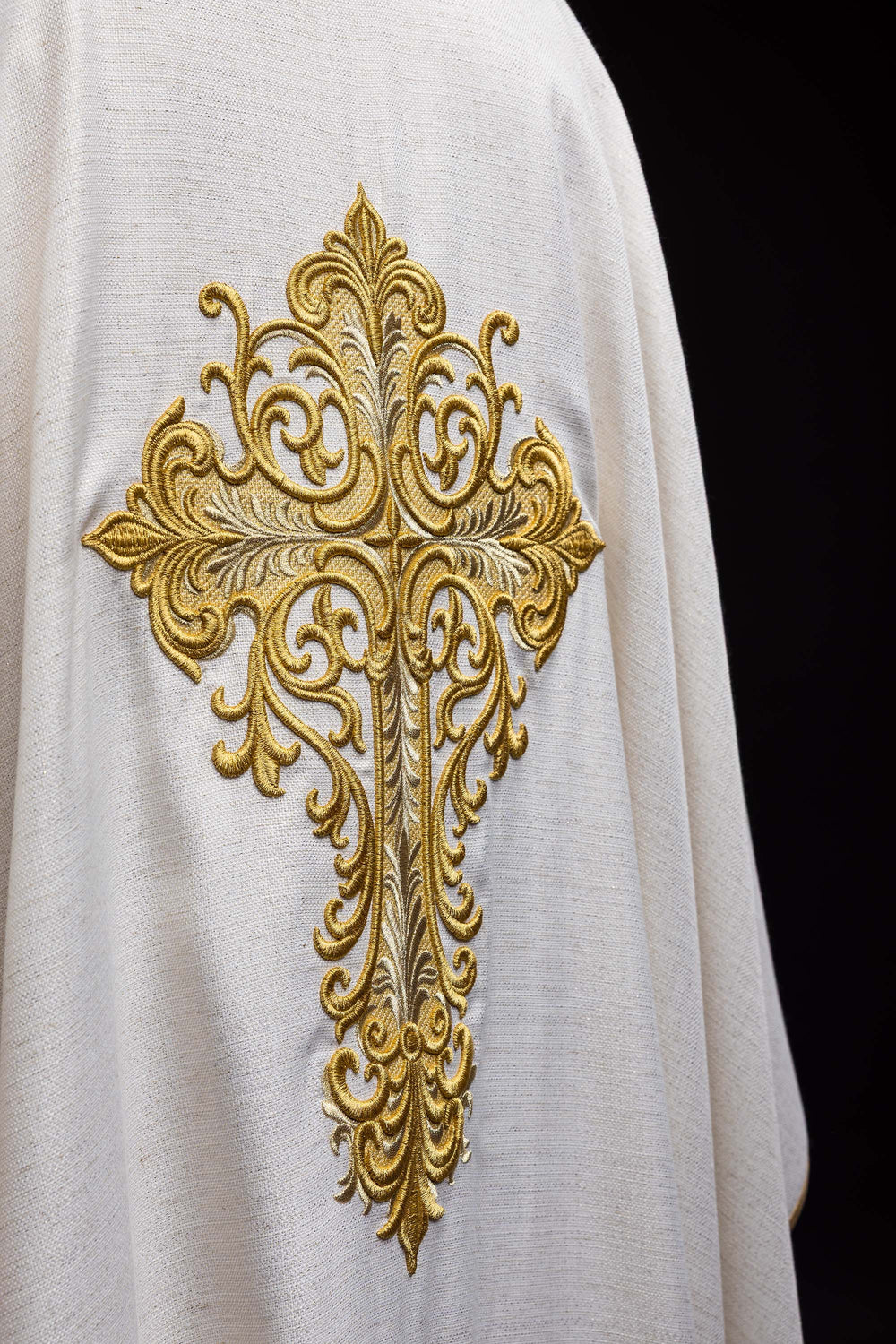 Ornat haftowany z wizerunkiem Jezusa Miłosiernego -  ecru - Ornaty z Jezusem - zdjęcie 5