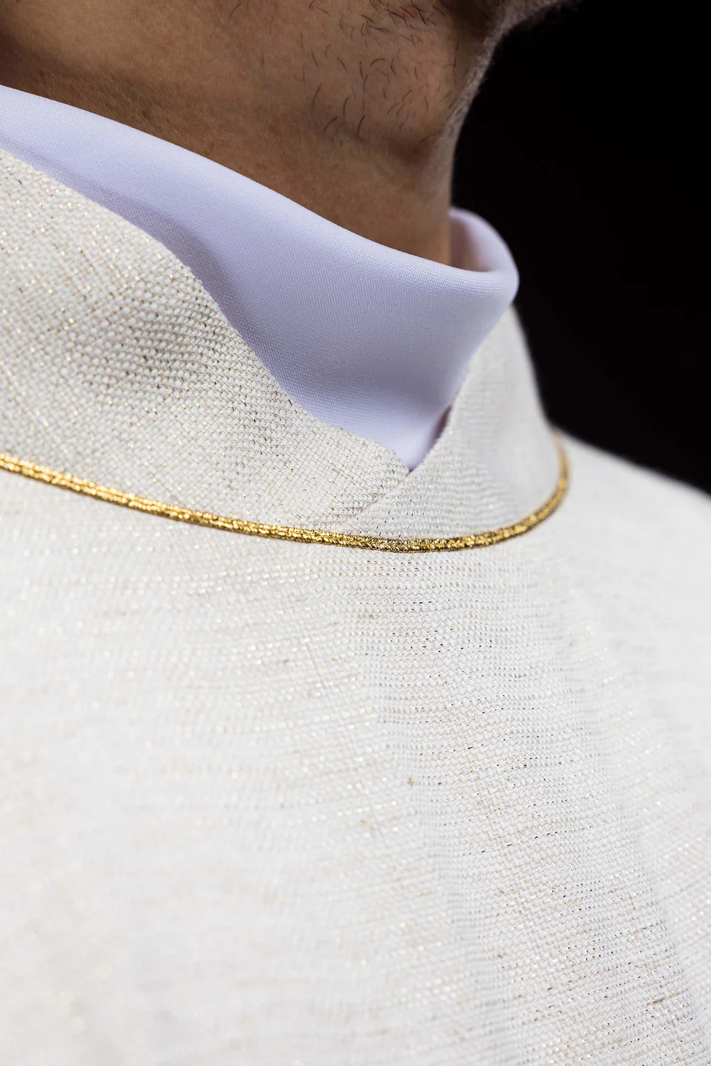 Ornat haftowany z wizerunkiem Jezusa Miłosiernego -  ecru - Ornaty z Jezusem - zdjęcie 4