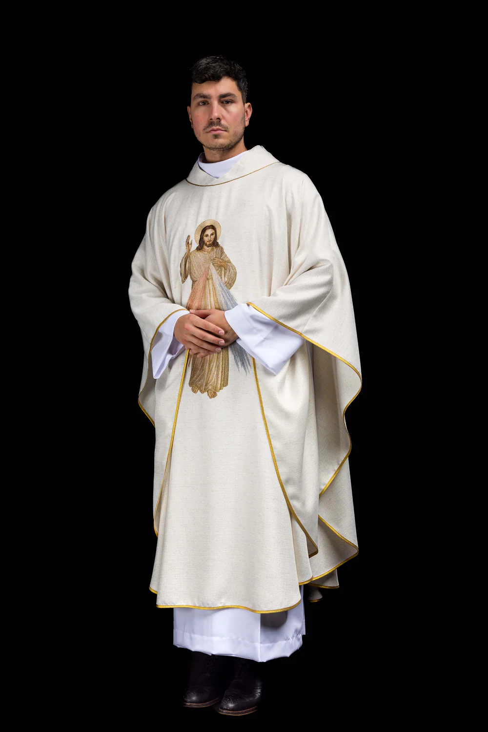 Ornat haftowany z wizerunkiem Jezusa Miłosiernego -  ecru - Ornaty z Jezusem - zdjęcie 2