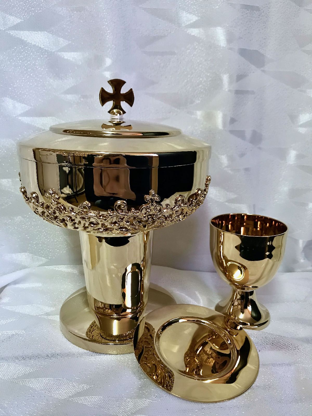 Puszka pod dwiema postaciami z ozdobnym koszyczkiem - koncelebra, mosiężna, pozłacana 19 cm - PUSZKI MSZALNE