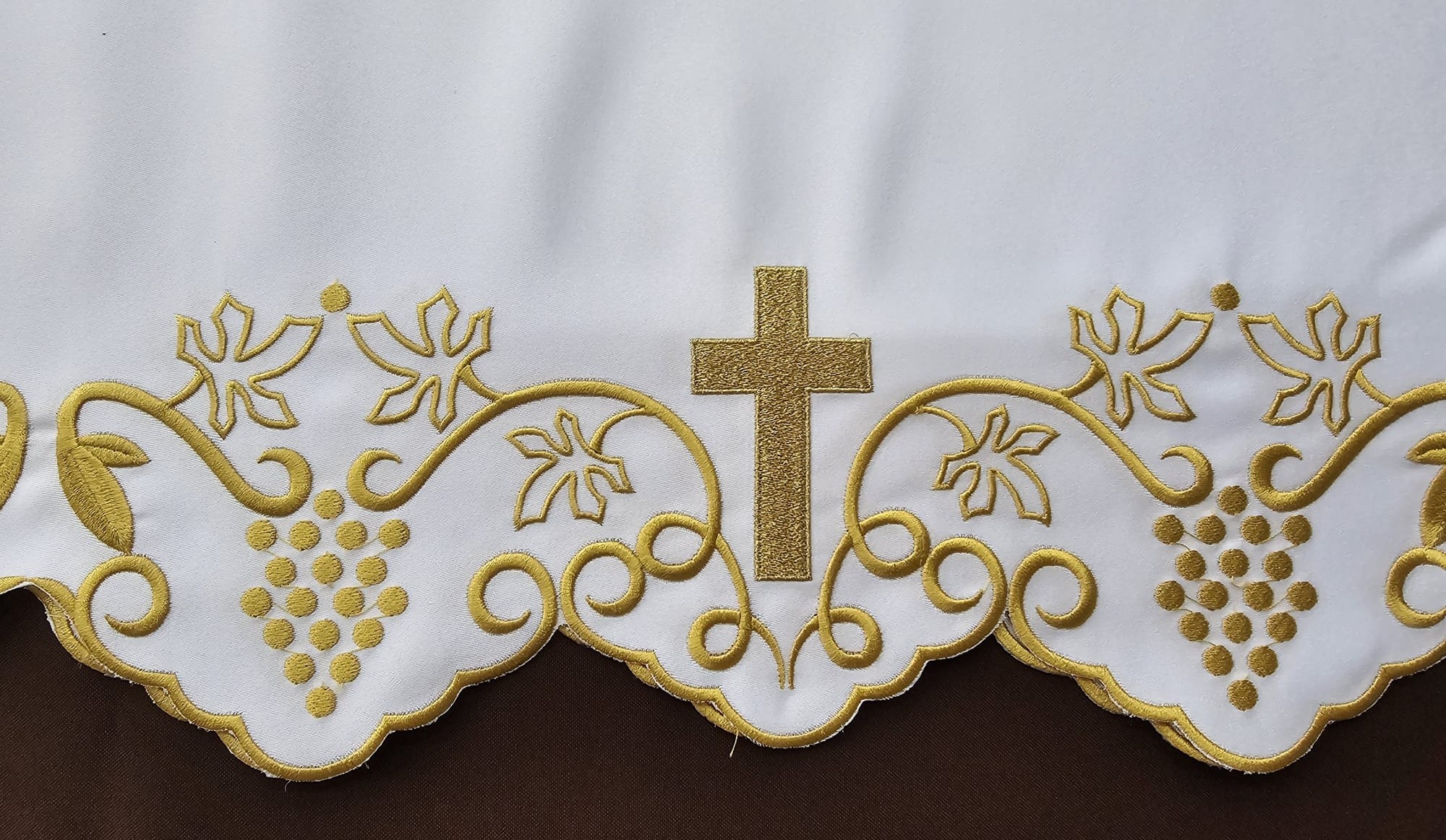 Obrus ołtarzowy, wzór eucharystyczny - haftowany krzyż (245) - OBRUSY OŁTARZOWE