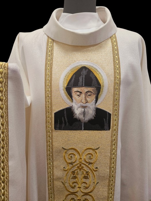 Ornat haftowany Święty Charbel – kremowy - Ornaty z wizerunkiem świętych