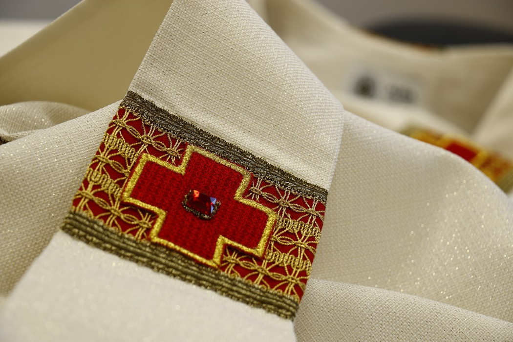Elegancki ornat z delikatnej tkaniny - Ornaty białe/ ecru - zdjęcie 3