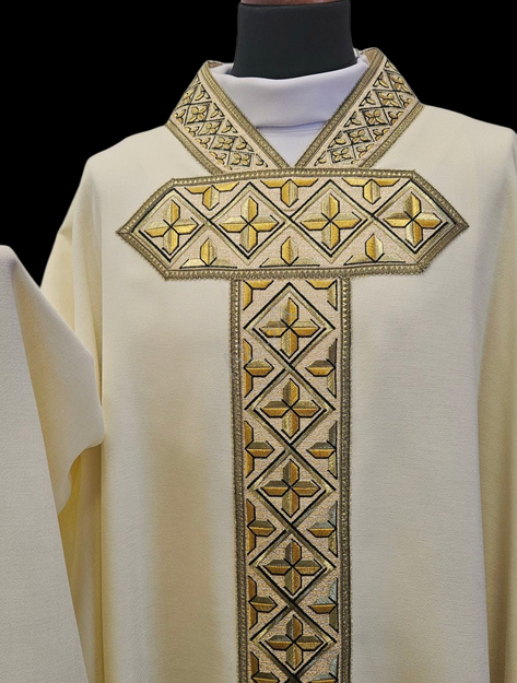 Ornat liturgiczny z bogatym haftem krzyży - Ornaty białe/ ecru - zdjęcie 4