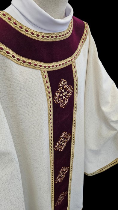 Wełniany ornat kapłański złoto-kremowy z haftowanymi ornamentami na aksamicie - Ornaty białe/ ecru - zdjęcie 3