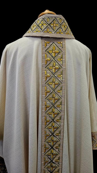 Elegancki wełniany ornat kapłański z bogato haftowanym ornamentem - Ornaty białe/ ecru - zdjęcie 4