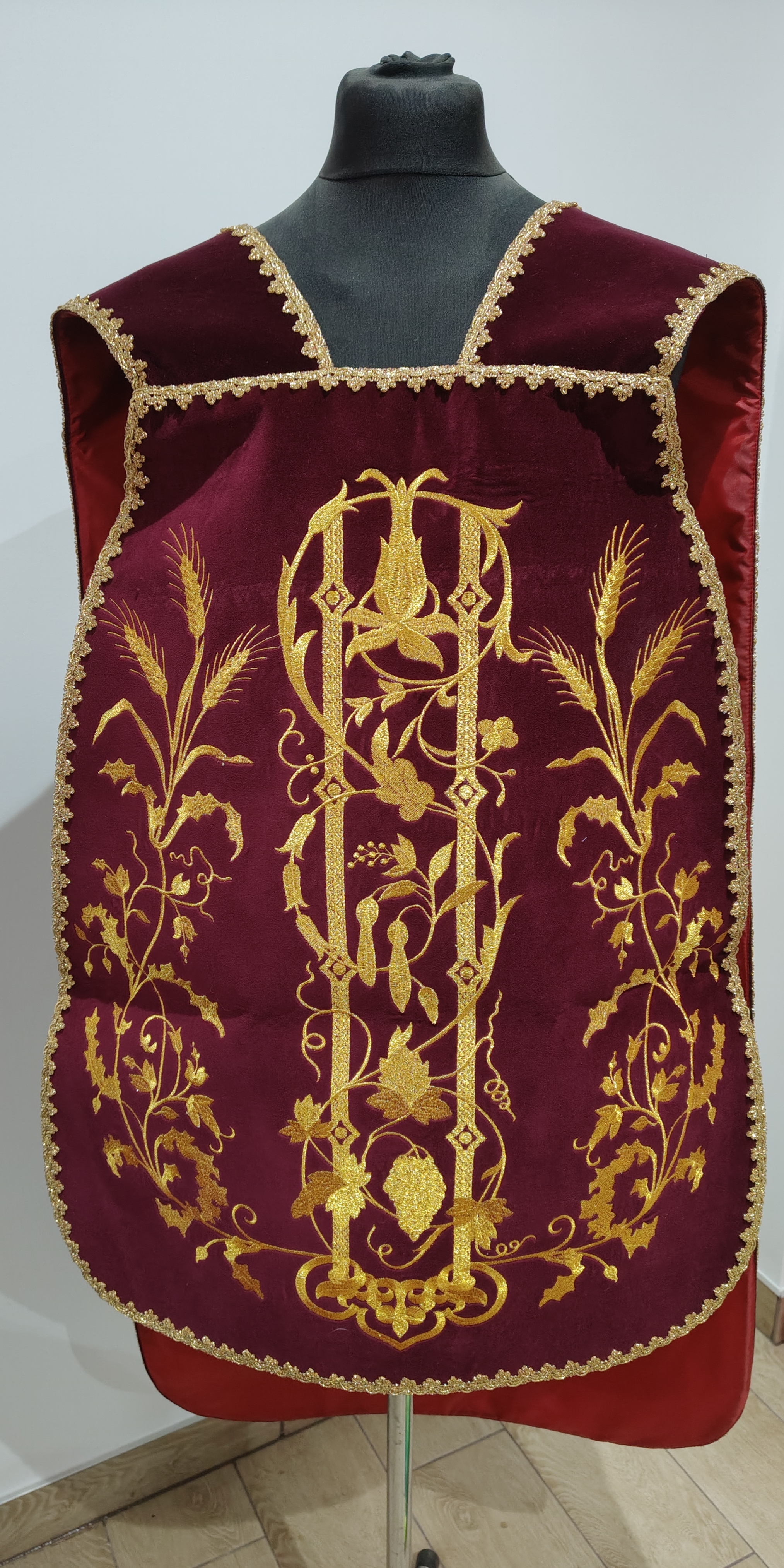 Ornat rzymski haftowany IHS, aksamit bordowy(65) - Ornaty rzymskie - Nowość