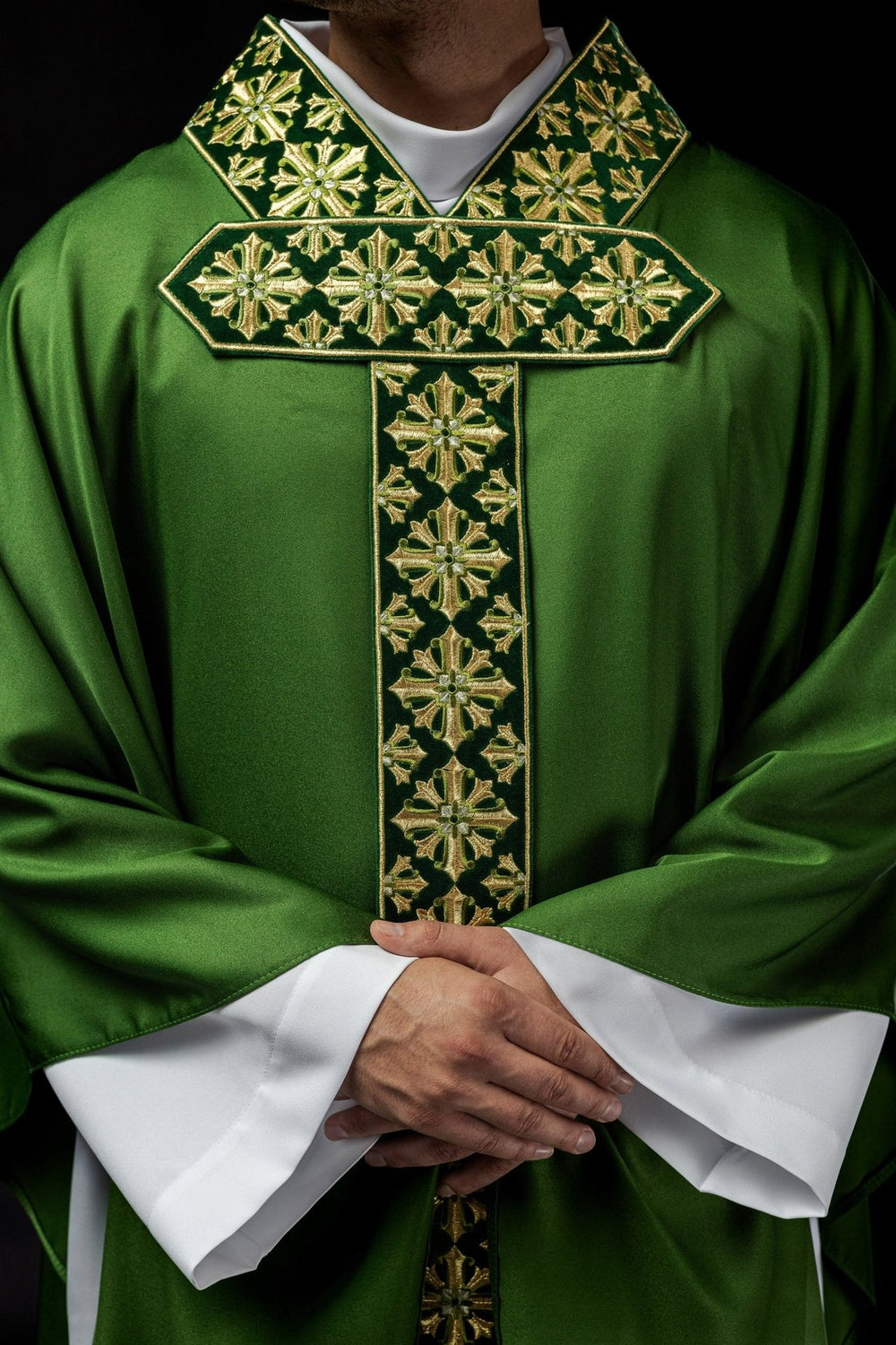Ornat z haftowanym pasem i kołnierzem. motyw krzyża - zielony (H86) - Ornaty zielone